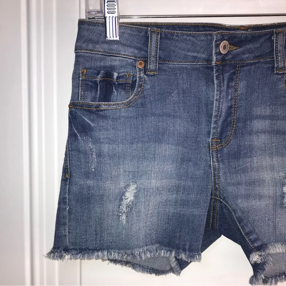 🔴 4/$15 Boutique Women’s S New distressed blue med wash denim raw hem shorts NWT - Picture 3 of 10